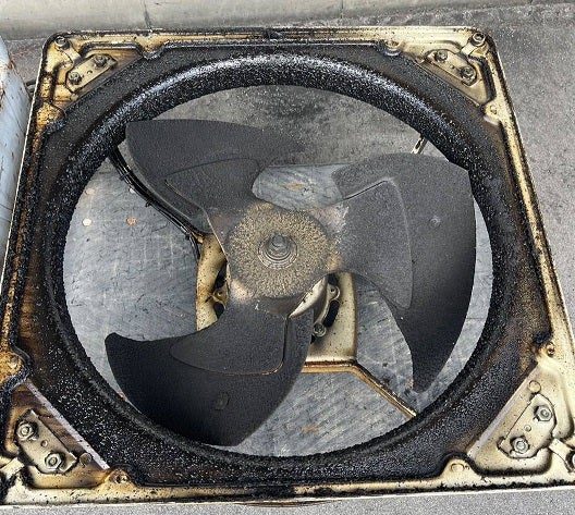油汚れが固着した工場の換気扇