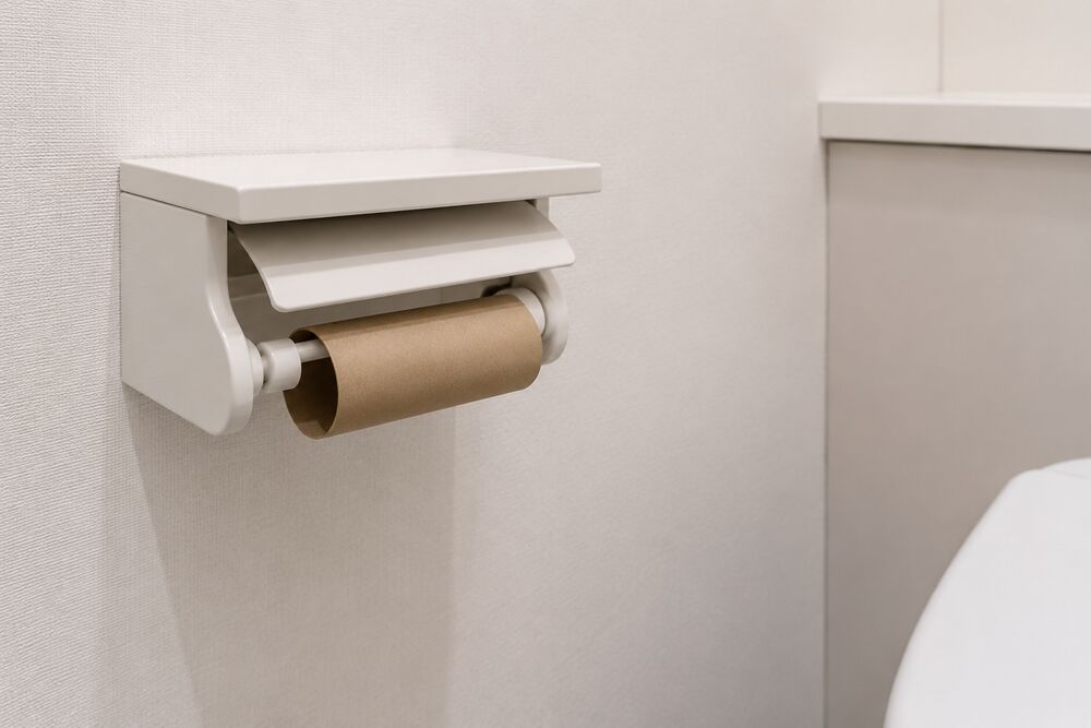 トイレットペーパーがなくなり芯だけが残ったホルダー